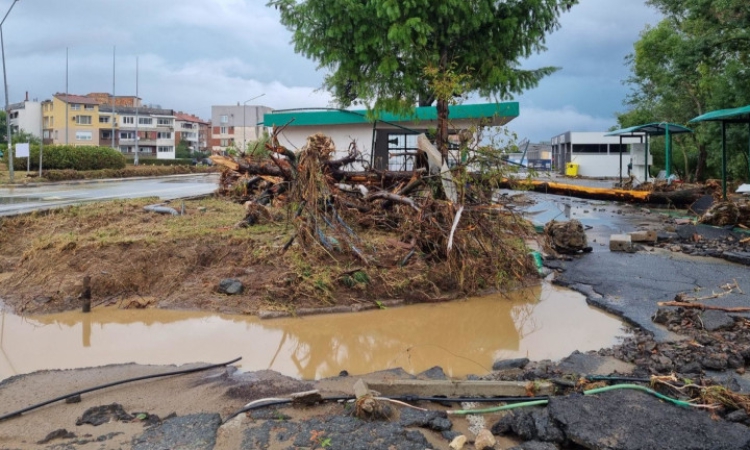 Бедствено положение в Царево: Села без ток, евакуирани хора и затворени пътища